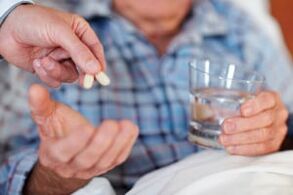 Tomando comprimidos para a prostatite