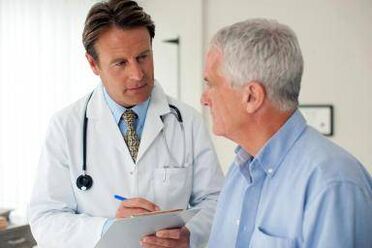 O médico prescribe o tratamento para a prostatite