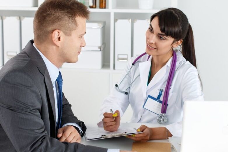 Con base na historia clínica recollida, o médico prescribe un medicamento para a prostatite